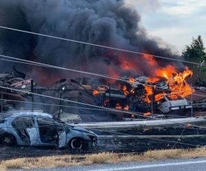 Choque termina en incendio de corrales