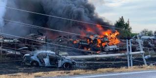 Choque termina en incendio de corrales