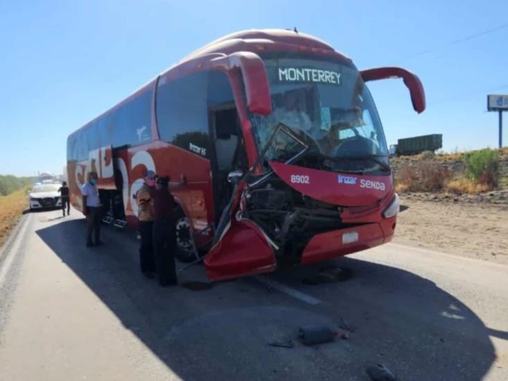 Pasajeros atrapados: Choca autobús, camión de carga y camioneta Pasajeros atrapados: Choca autobús, camión de carga y camioneta