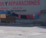 Literal, mujer indigente reside en una banqueta