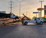 Camión choca con muro de contención en Jarachina Norte