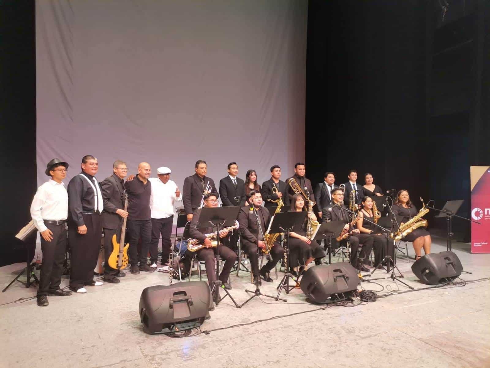 Orquesta El Cokeno, dirigida por el maestro Raúl Flores Valenzuela.