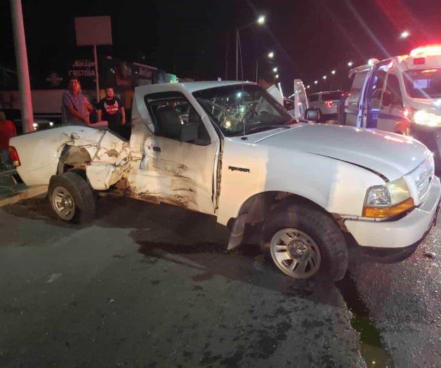 Resulta con serias lesiones tras colisi&oacute;n entre camionetas en carretera 82