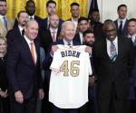 El presidente Biden recibe a los Astros, y se identifica con la hazaña del mánager Dusty Baker