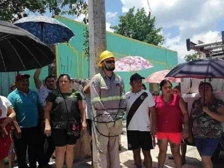 Amarran a poste a empleado de CFE por apagones en Yucatán Amarran a poste a empleado de CFE por apagones en Yucatán