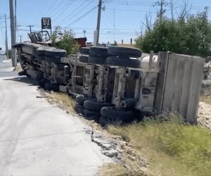 #REYNOSA Volcadura de trailer cargado con caliche en la carretera a Monterrey, a la altura de la colonia Campestre, precaución al transitar por el lugar.