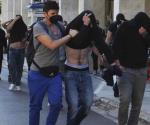 Más de 100 hinchas croatas afrontan cargos por homicidio en Grecia tras letal violencia