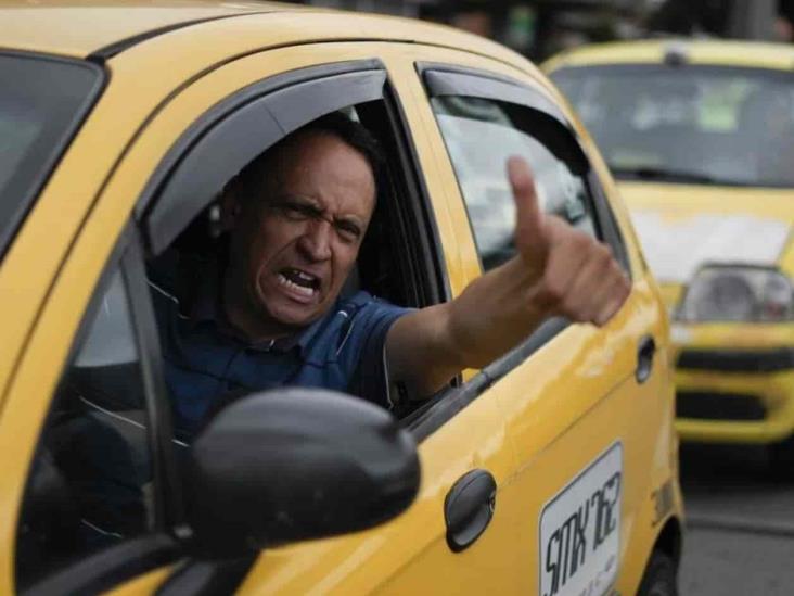 Taxistas de Colombia protestan con un paro por alza del precio de la gasolina y contra plataformas Taxistas de Colombia protestan con un paro por alza del precio de la gasolina y contra plataformas