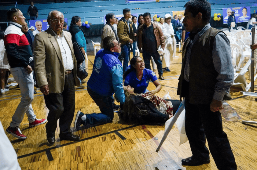 Una simpatizante de Fernando Villavicencio yace herida después del atentado que dejó sin vida al candidato a la presidencia de Ecuador.