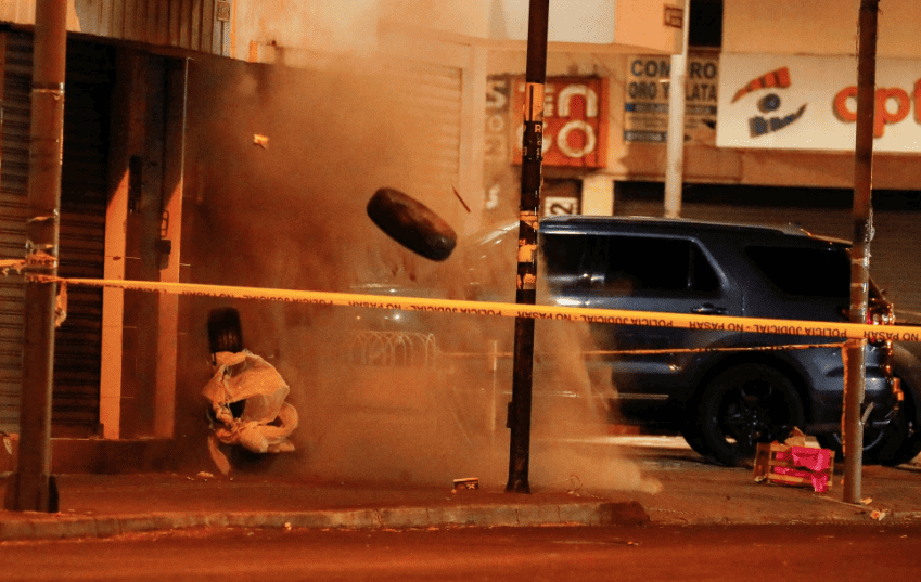 Vista de una explosión controlada de un artefacto dejado afuera del lugar donde se presentaba el candidato Fernando Villavicencio.