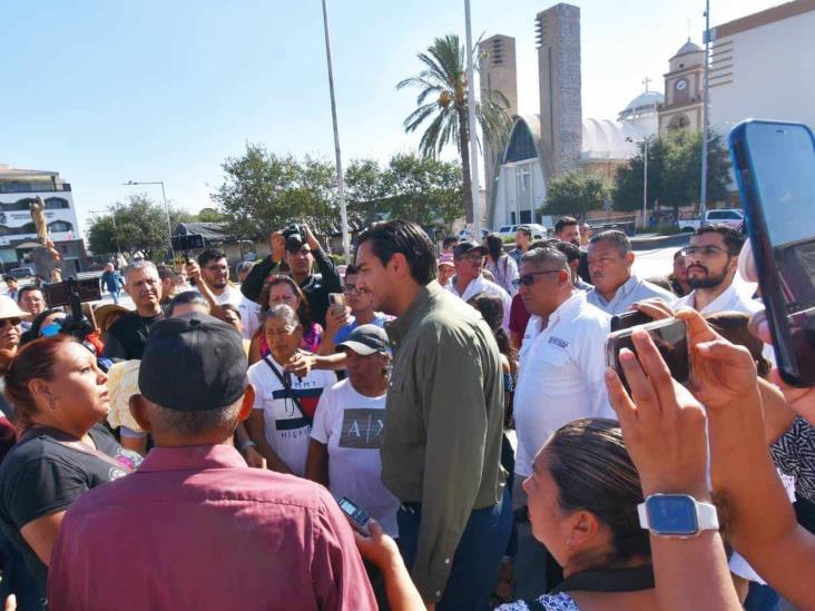 Increpan a alcalde; le exigen atención: Irrumpen colonos en ´mañanera´ de Carlos Peña Increpan a alcalde; le exigen atención: Irrumpen colonos en ´mañanera´ de Carlos Peña