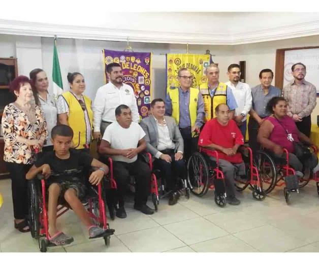 Apoyan con silla a discapacitados Apoyan con silla a discapacitados