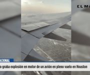 Pasajero graba explosión en motor de un avión en pleno vuelo en Houston