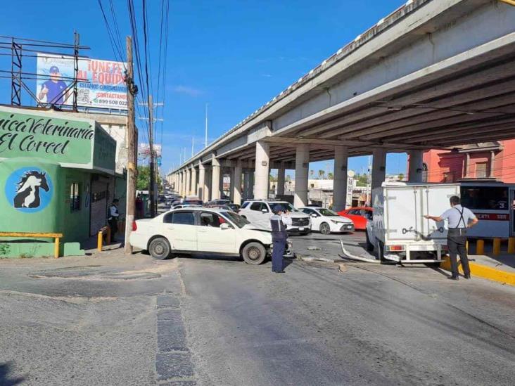 Se pasa la luz roja y huye de accidente Se pasa la luz roja y huye de accidente