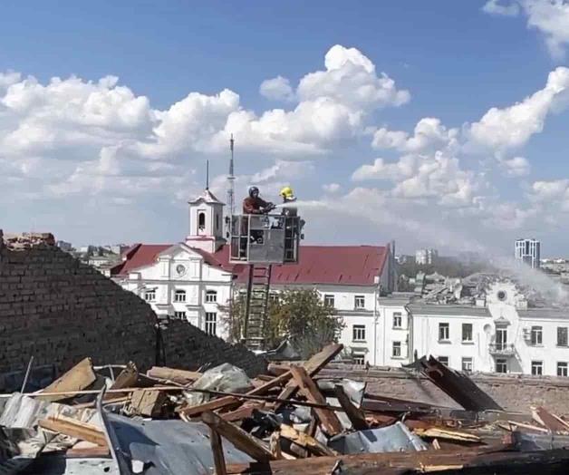 Ataque ruso mata a 7 en ciudad del norte de Ucrania mientras Zelenskyy visita Suecia