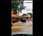 Tras lluvias en Guadalajara, tinaco impacta con autob&uacute;s.