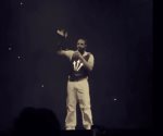 Le avientan un libro a Drake en pleno concierto