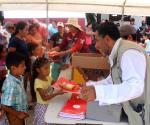 Menores viven experiencia de liberación de tortugas y reciben útiles escolares
