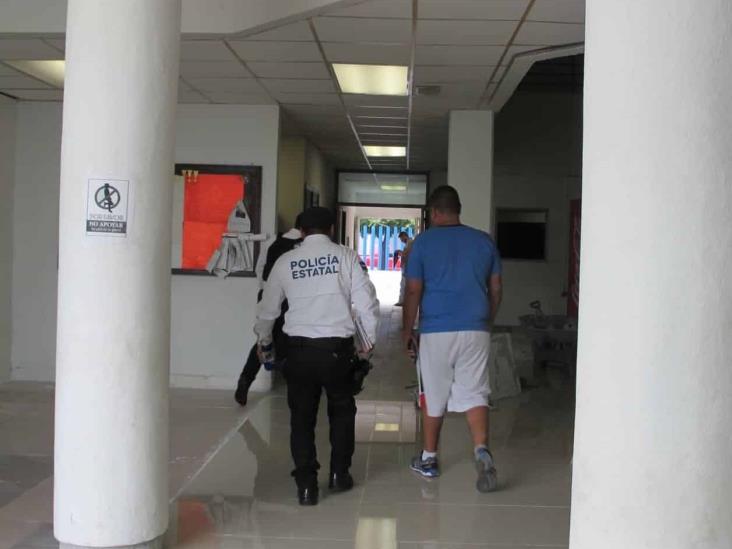Se pone agresivo al llegar su ex mujer con otro Se pone agresivo al llegar su ex mujer con otro