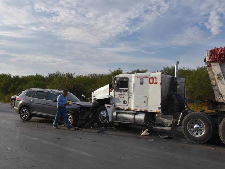 Omite alto, y proyecta a camioneta contra tráiler Omite alto, y proyecta a camioneta contra tráiler