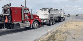 Autoridades atienden más bloqueos que se registran en la ciudad