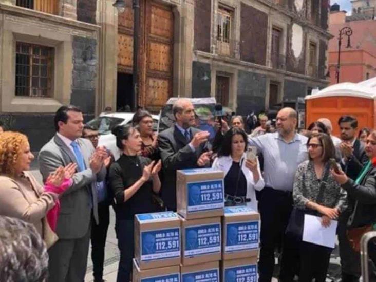 Entregan padres firmas en SEP; exigen usar libros anteriores Entregan padres firmas en SEP; exigen usar libros anteriores