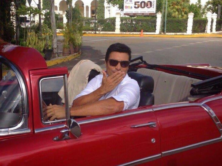 Presume Chayanne su auto de colección