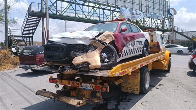 Destroza mujer una patrulla de la Estatal