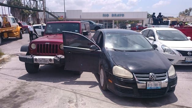 Destroza mujer una patrulla de la Estatal