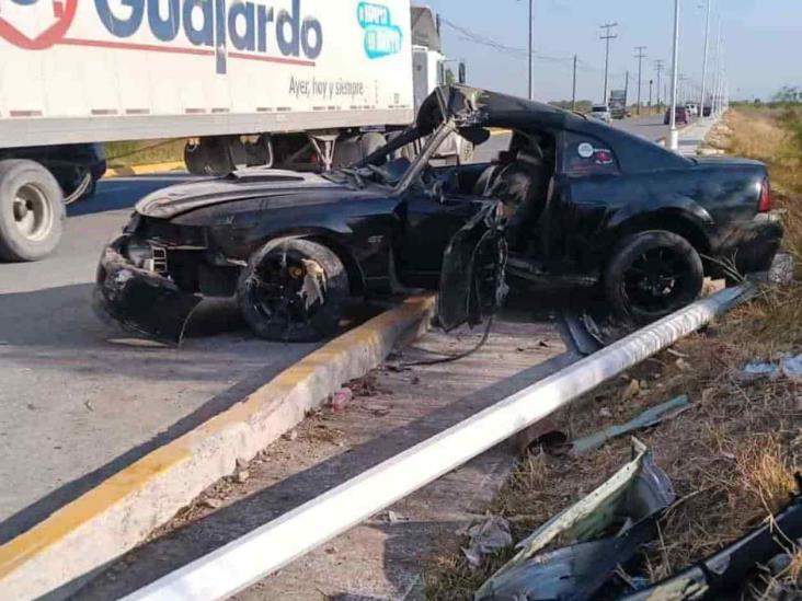 Destroza auto contra un poste; sale herido Destroza auto contra un poste; sale herido