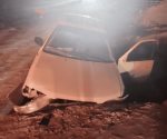 Cae con auto a una excavación y muere