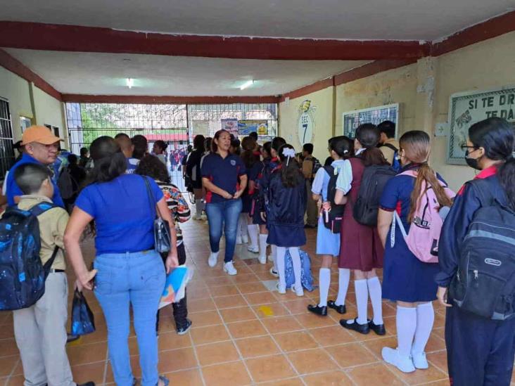 Acuden sin problema con uniforme del ciclo pasado Acuden sin problema con uniforme del ciclo pasado
