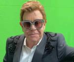 Se cae Elton John y pasa la noche en el hospital