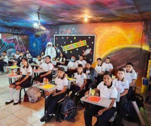 Tamaulipas | Maestro de Camargo convierte aula en una experiencia espacial