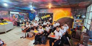 Tamaulipas | Maestro de Camargo convierte aula en una experiencia espacial