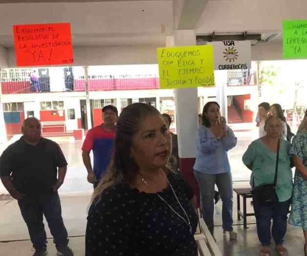 Desconocen maestros a director de secundaria