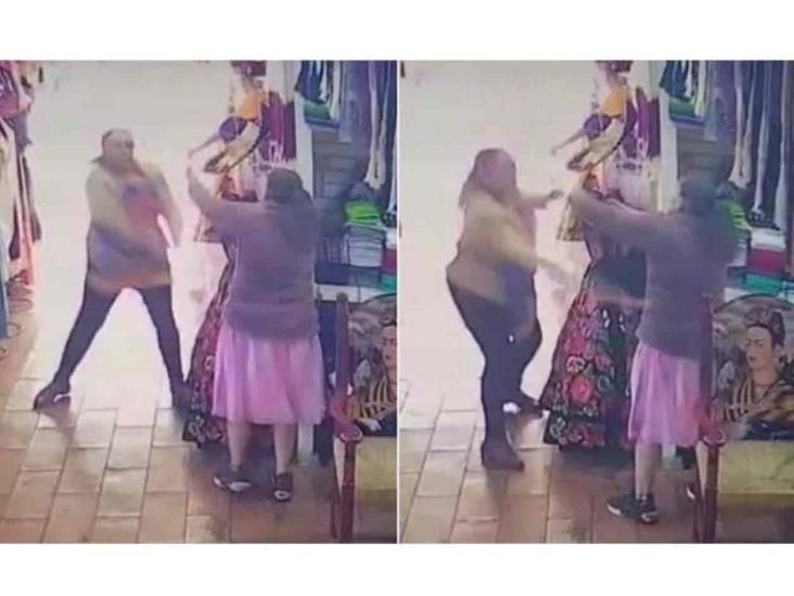 Mujer golpea a anciana con bate