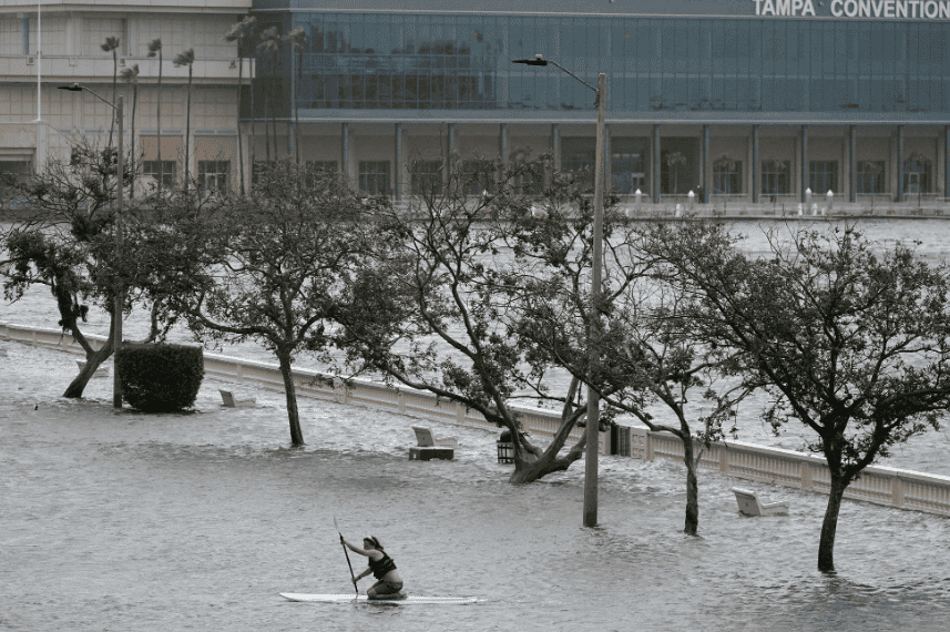 Zeke Pierce rema en medio de un boulevard inundado en el centro de Tampa.