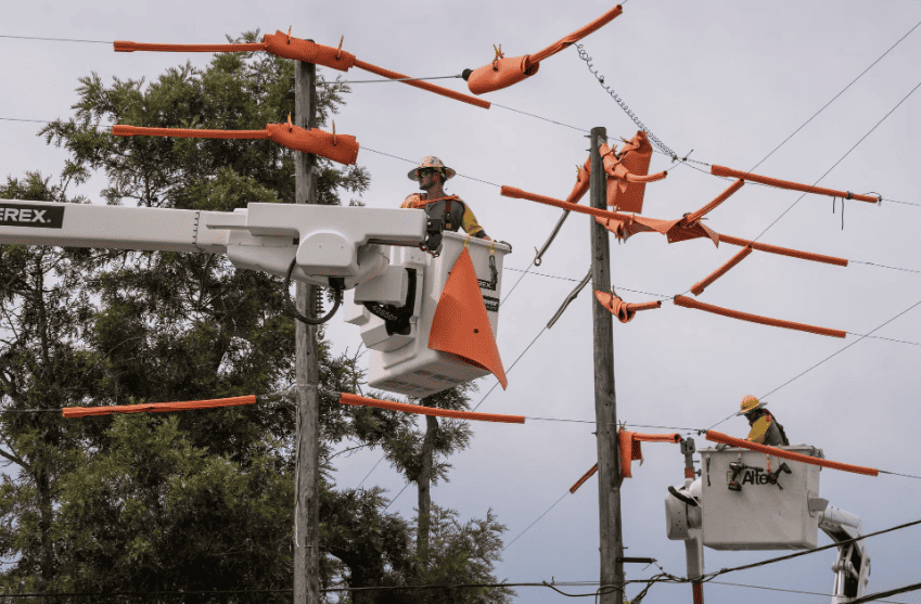 Los trabajadores de Pike Electric fortalecen las líneas eléctricas, Florida.