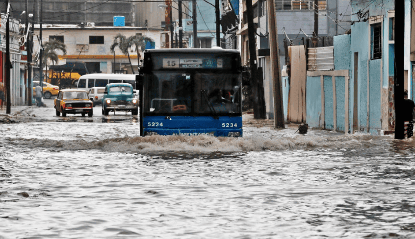 Un autobús transita por una calle inundada en La Habana, Cuba.