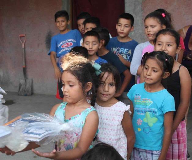 Apoyan voluntarios a familias con &uacute;tiles