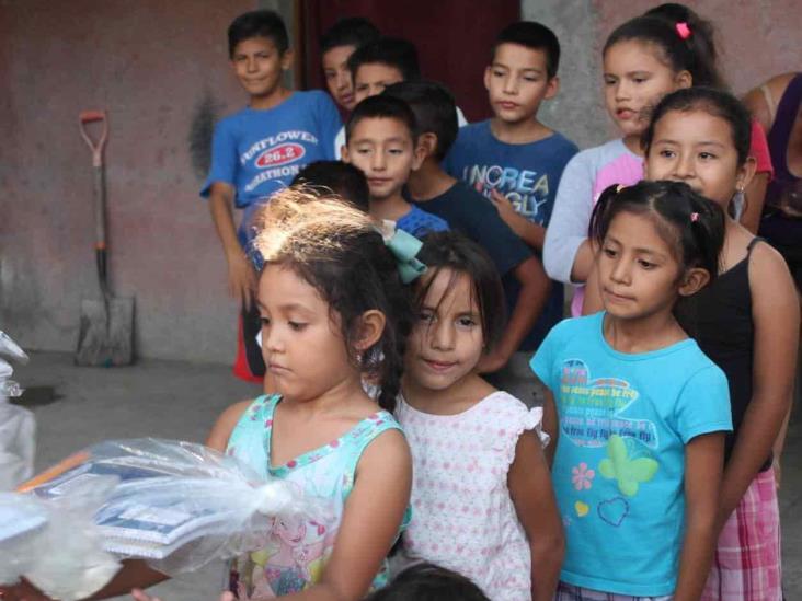 Apoyan voluntarios a familias con útiles Apoyan voluntarios a familias con útiles