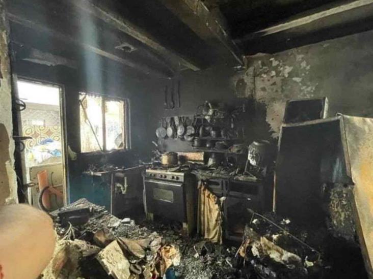 Pierde casa en incendio; clama mujer por ayuda Pierde casa en incendio; clama mujer por ayuda