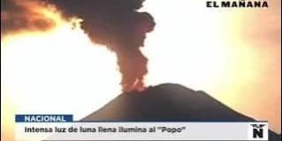 Intensa luz de luna llena ilumina al Popo