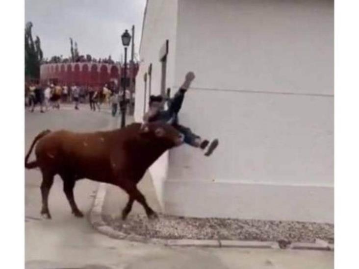 Recibe mujer una cornada mientras veía su celular Recibe mujer una cornada mientras veía su celular