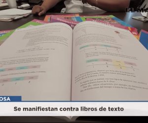 Se manifiestan contra libros de texto