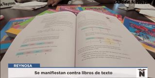 Se manifiestan contra libros de texto