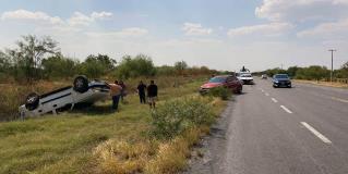 REYNOSA | Vuelca mujer y su hija en carretera Ribereña