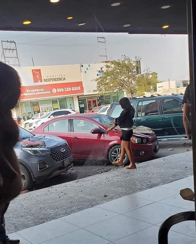 Cae fachada de cine; aplasta dos vehículos Cae fachada de cine; aplasta dos vehículos