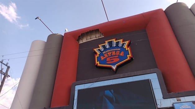 Cae fachada de cine; aplasta dos vehículos Cae fachada de cine; aplasta dos vehículos